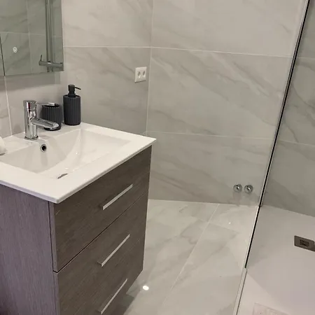 Apartment Ocean Glimpse- Americas *